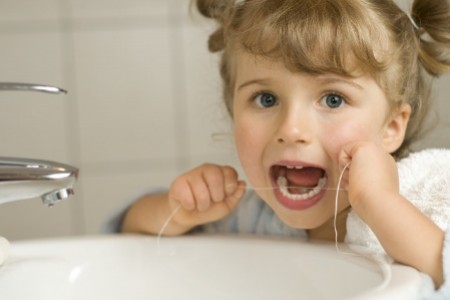 استخدام خيط الأسنان للأطفال