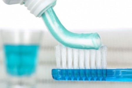 تأثير معجون الأسنان العادي على الأسنان الصناعية